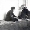 حضرت حجت الاسلام شهید شیخ احمد کافی (ره) در حال تکثير اعلاميه هاي حضرت امام خميني (قدس سره ) به صورت دست نويس 